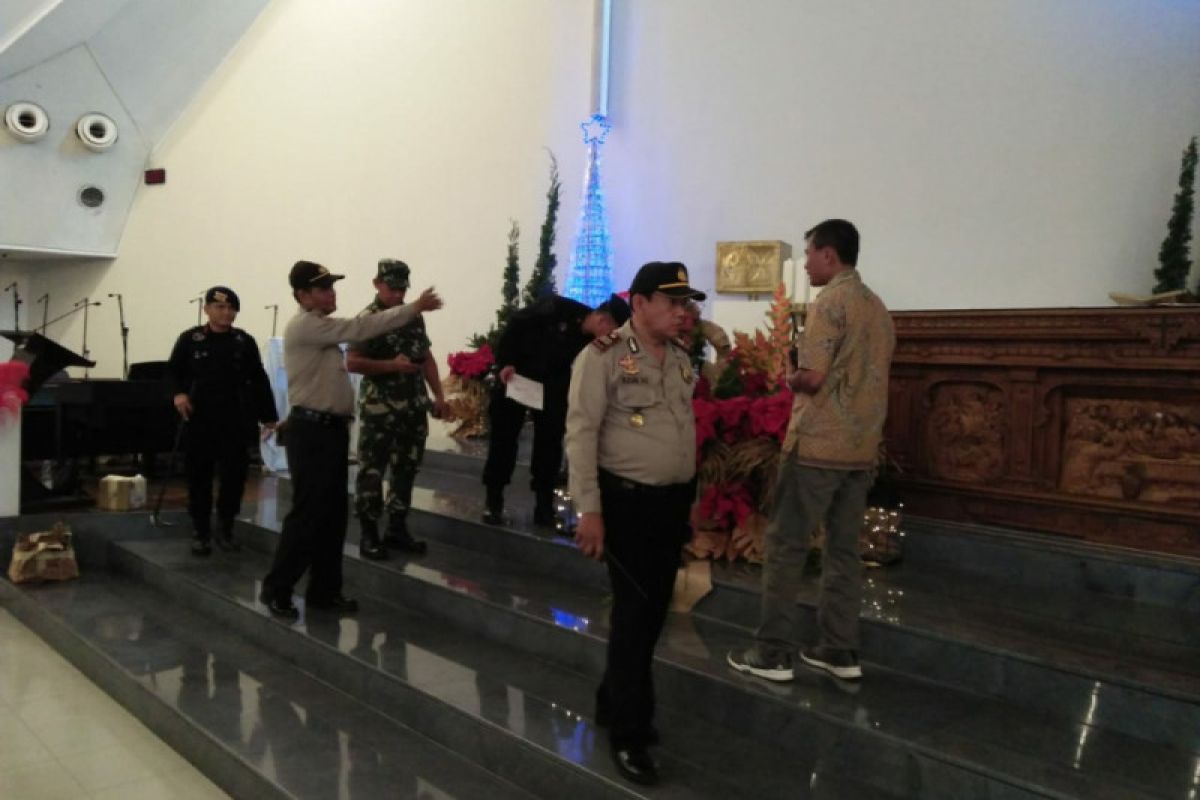 Satuan Polri-TNI Jakarta Barat amankan Misa Natal