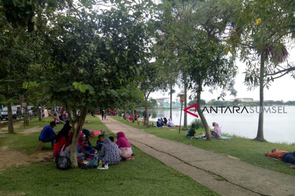 Warga manfaatkan libur Natal dengan piknik di Jakabaring