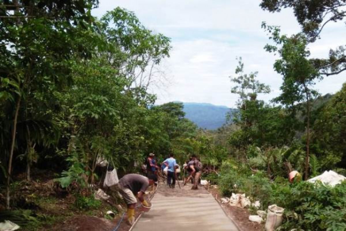 Cuaca faktor melambatnya pengerjaan rabat beton Desa Sitaratoit