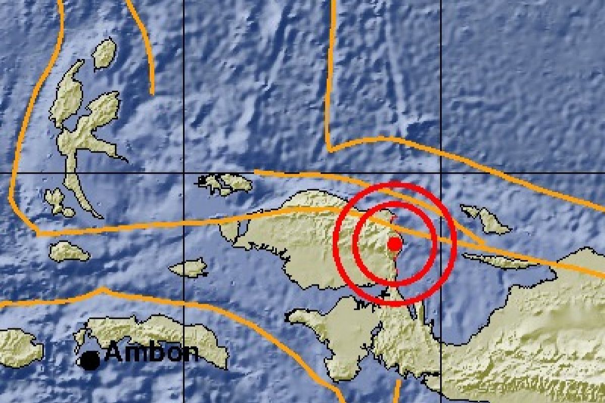 Aparat kepolisian mengecek dampak gempa 6,1 SR di Manokwari