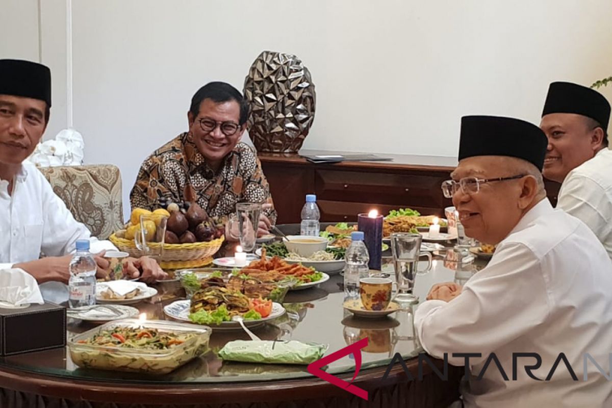 Jokowi mengaku bahas kegiatan capres-cawapres dengan KH Ma'ruf