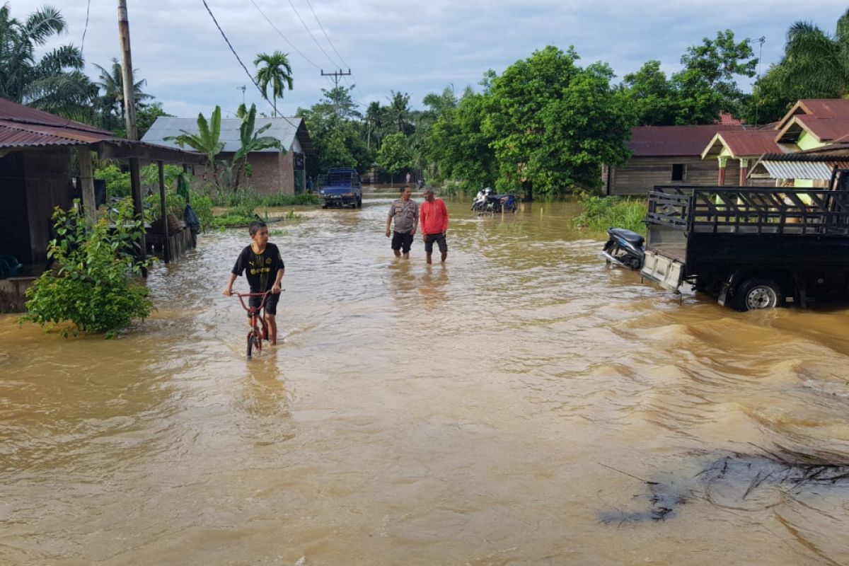 Banjir di Besitang meluas, butuh perahu karet