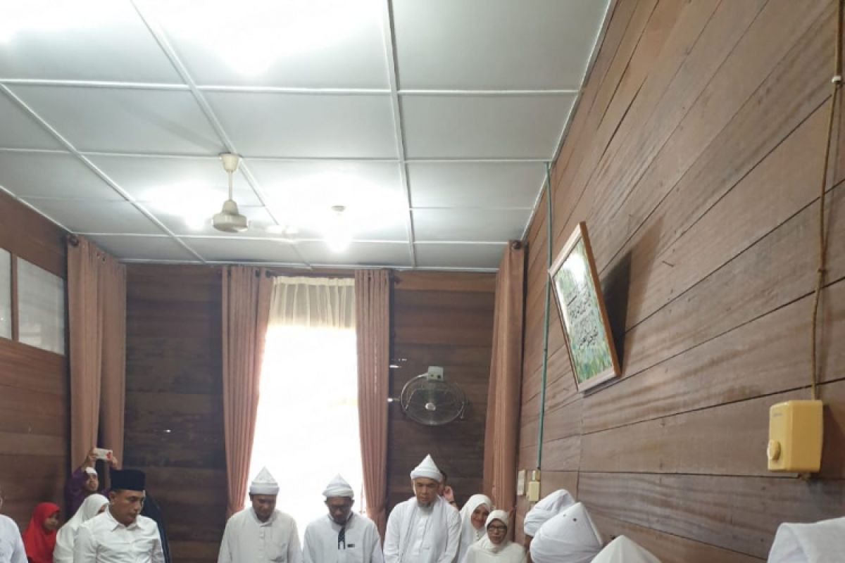 Presiden Jokowi terima sorban dari Tuan Guru Syekh Haji Hasyim Al Sarwani