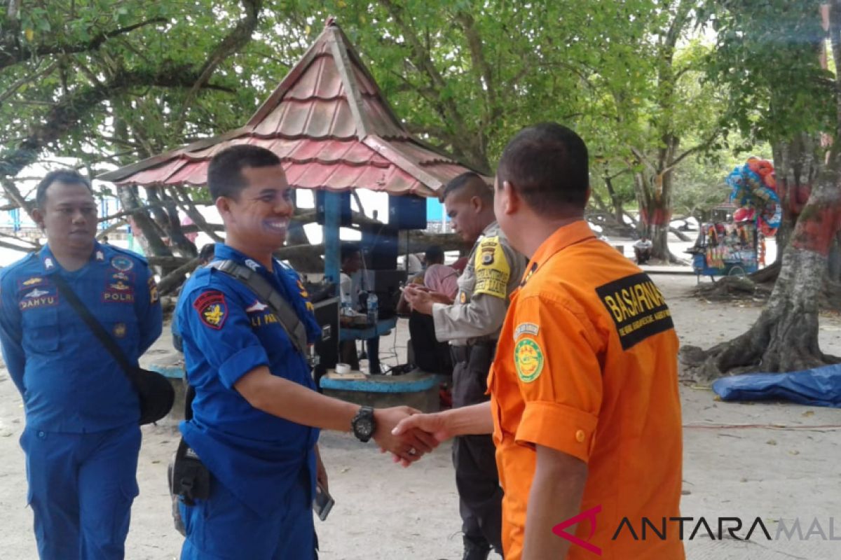 Patroli Tim SAR Ambon amankan tempat wisata pantai