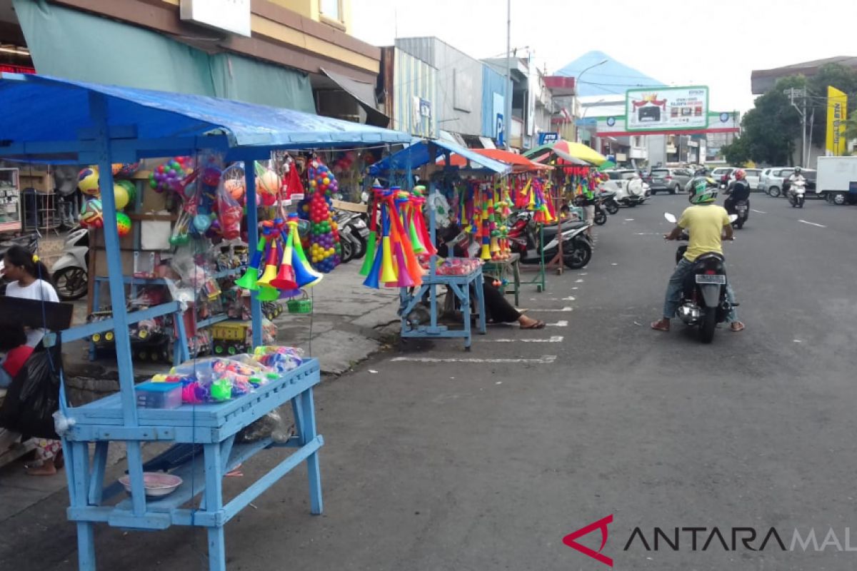 Pedagang trompet di Ternate sepi pembeli