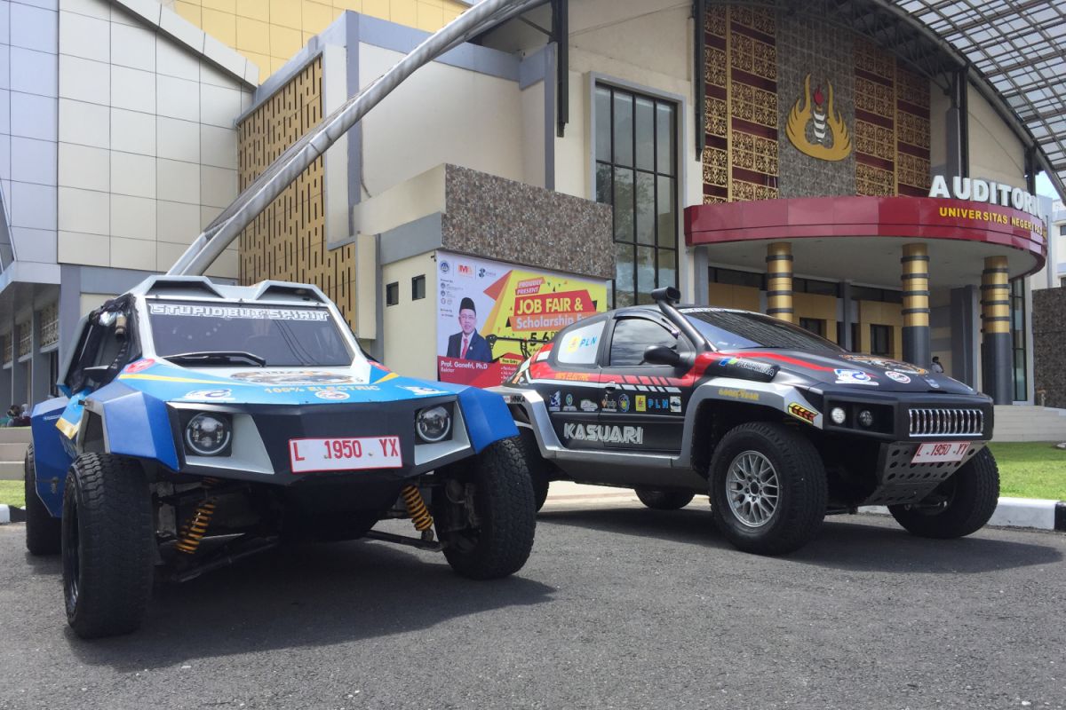 Mobil listrik karya mahasiswa ITS dan Budi Luhur singgahi Padang