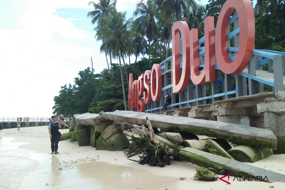 Pariaman terapkan sistem geotube atasi abrasi pantai Pulau Angso Duo