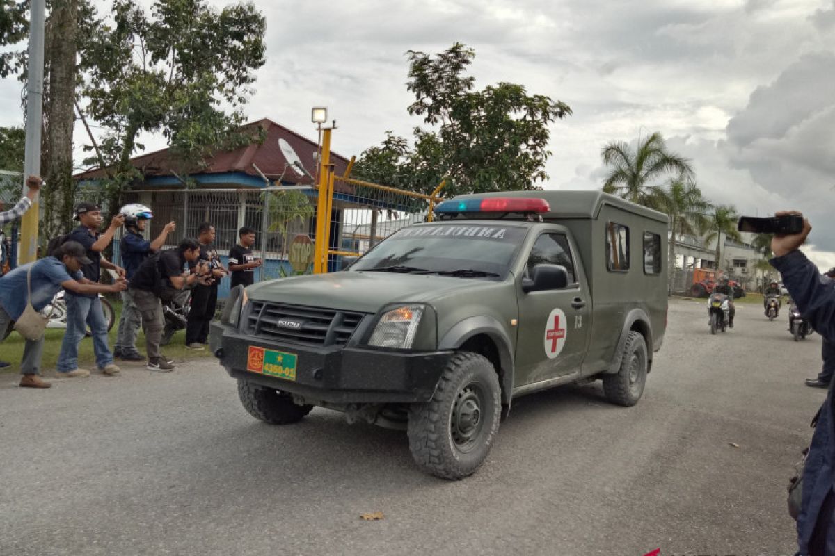 Jenazah prajurit TNI korban penembakan KKSB tiba di Timika