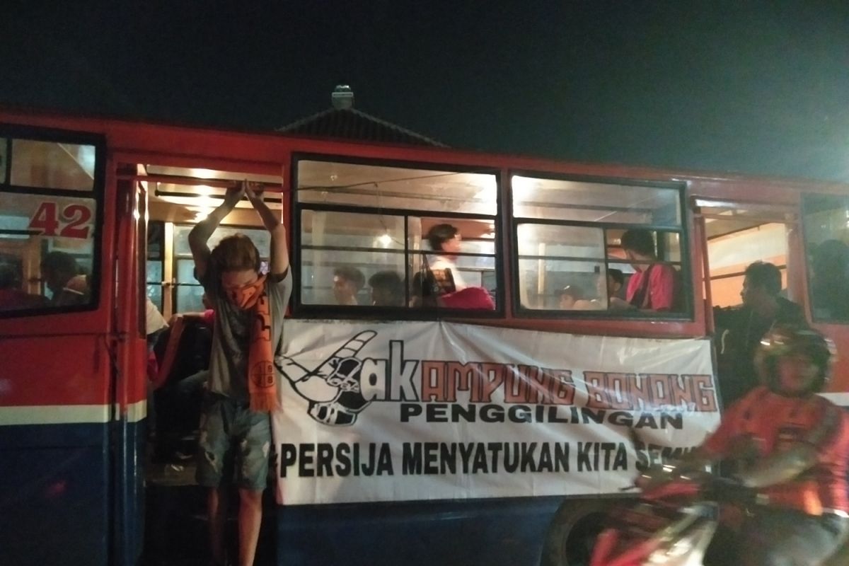 The Jakmania pulang, pakai angkot hingga Metro Mini