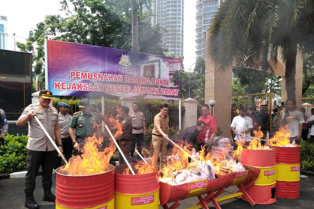 Kejaksaan Negeri Jakbar musnahkan barang bukti 945 perkara