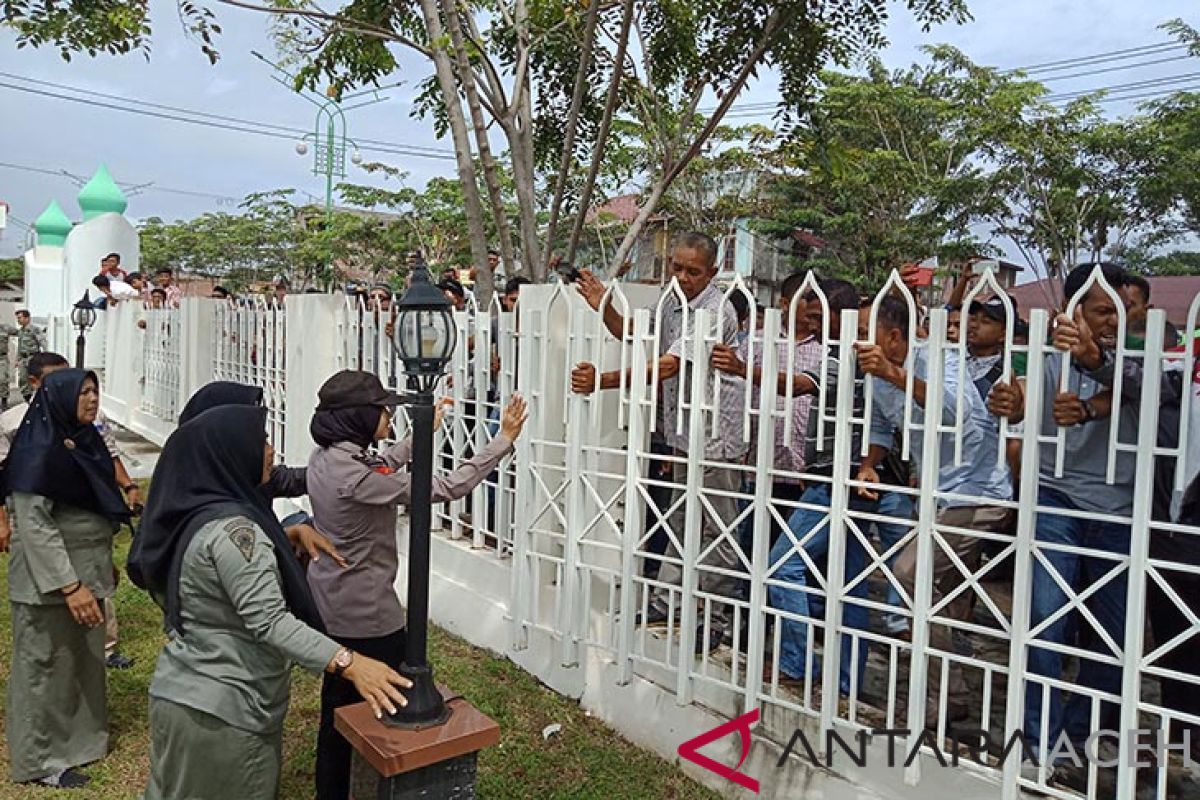 Demo kantor bupati Aceh Barat, massa rusak pagar