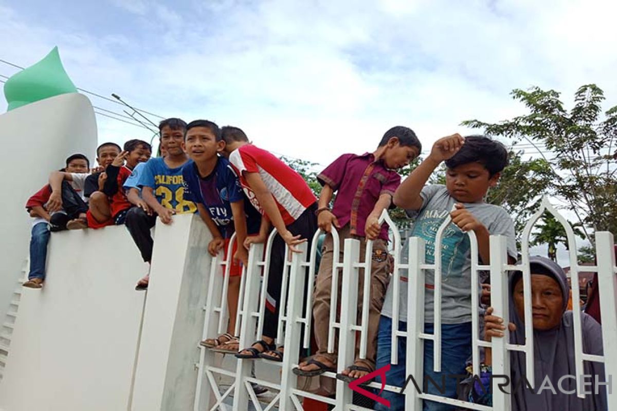 Sejumlah anak-anak ikut demo ke Kantor Bupati Aceh Barat