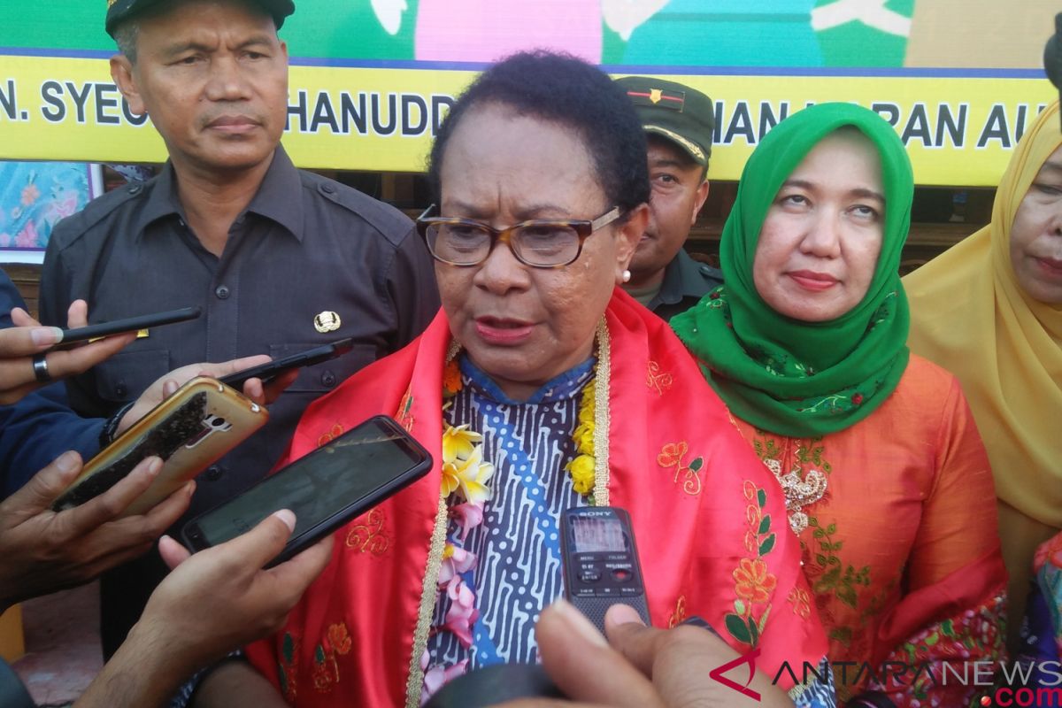 Menteri Yohana: jangan beri beban lagi pada lansia