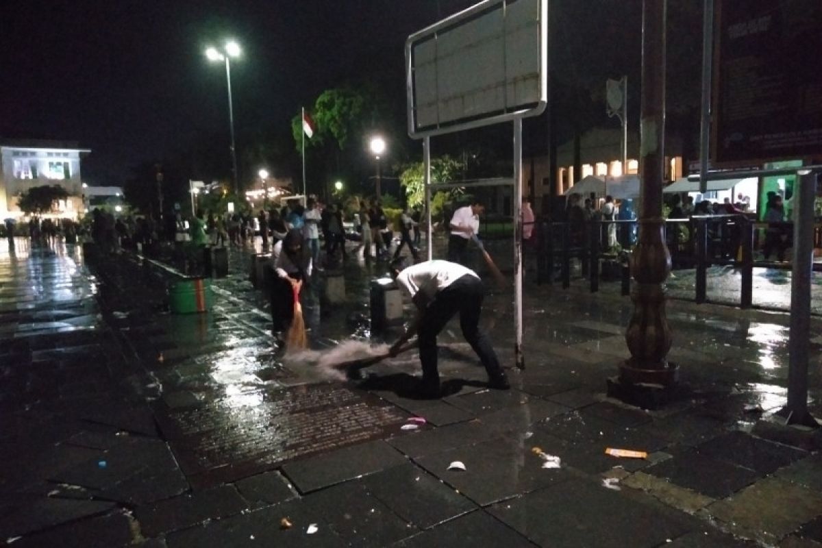 Anggota UPK Kota Tua sigap atasi genangan dan sampah