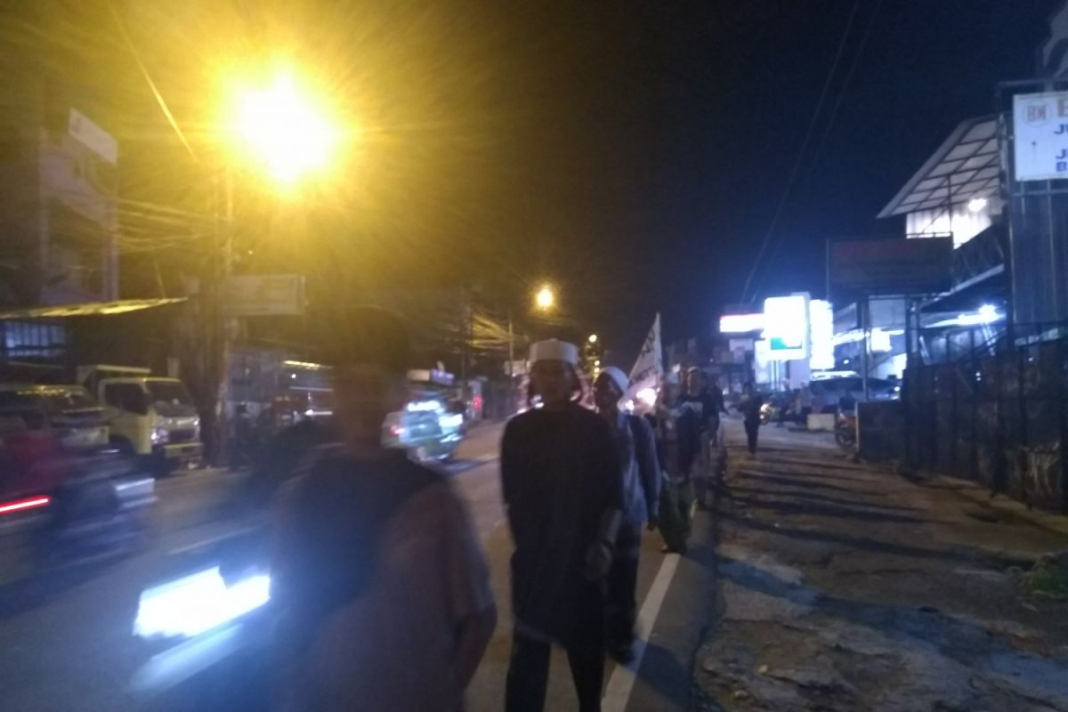 Massa asal Cianjur berjalan kaki menuju Monas