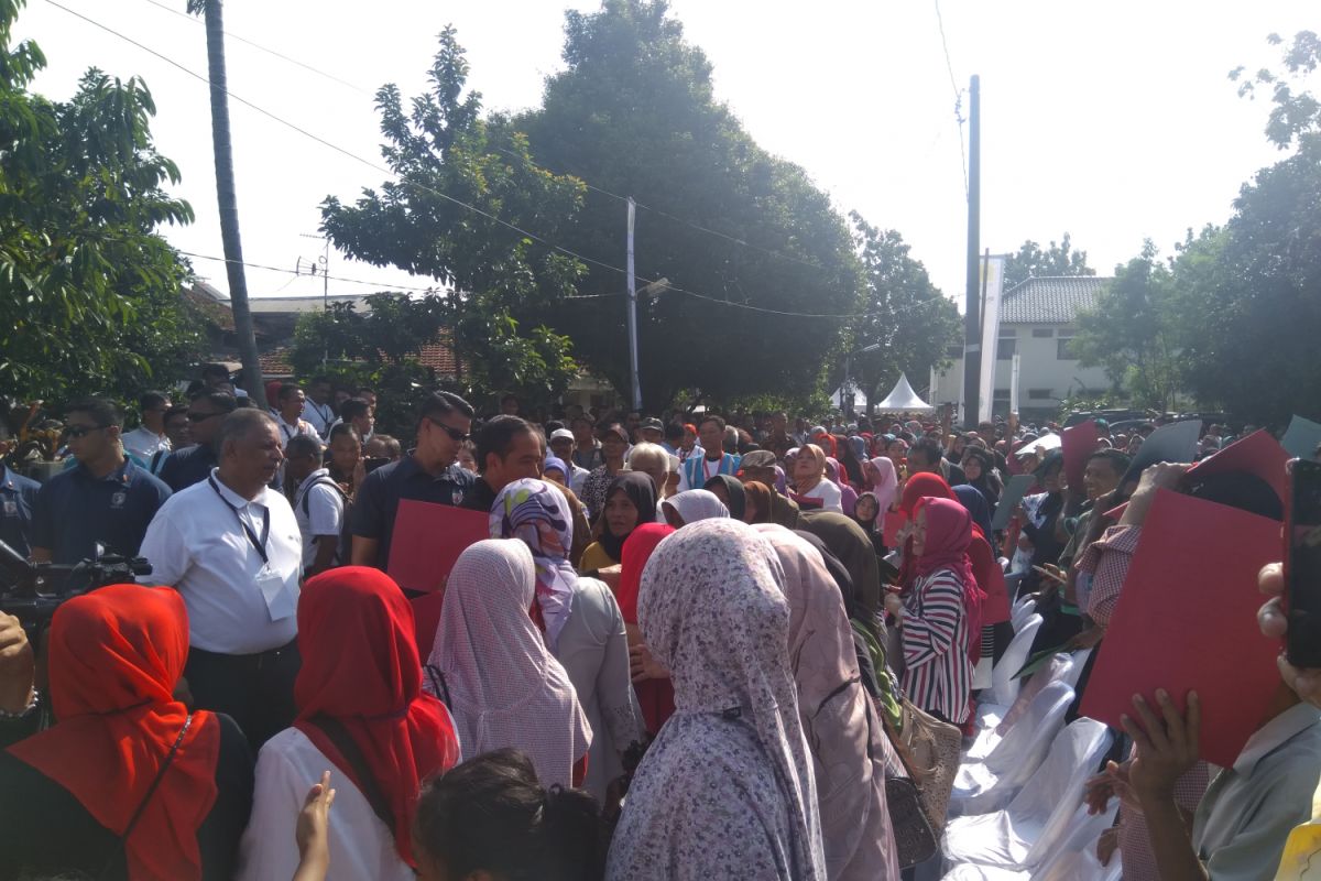 Sebanyak 82 warga Bantarjati terima sertifikat penyambungan listrik