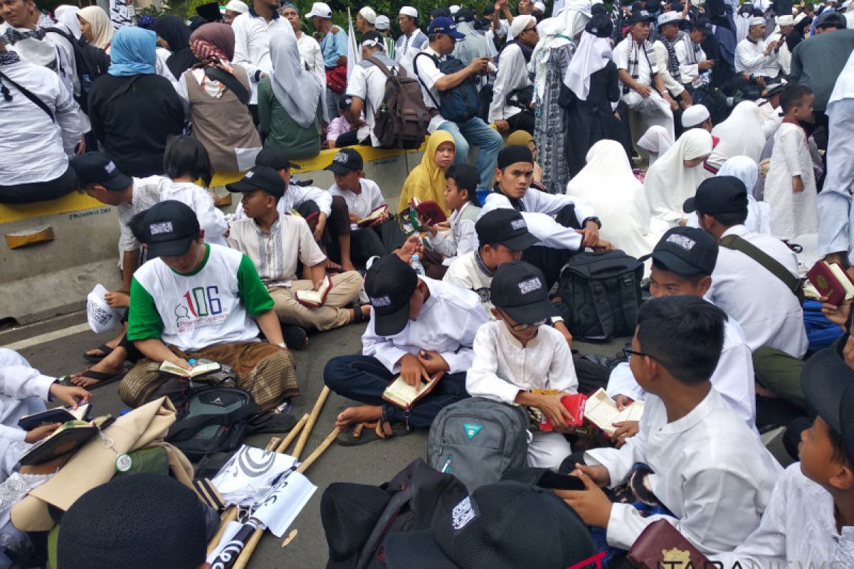Peserta Reuni 212 baca Al Quran sepanjang aksi