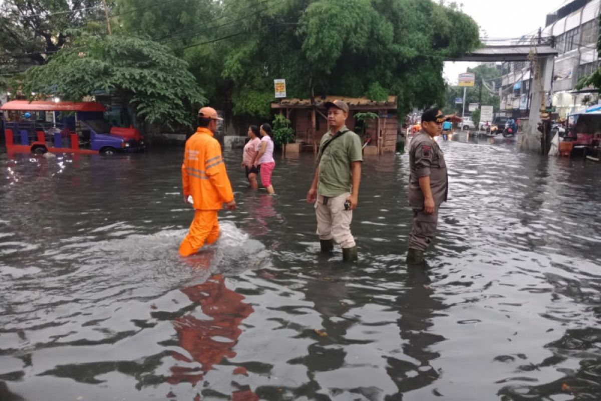 Hujan Jumat pagi sebabkan Jakarta tergenang