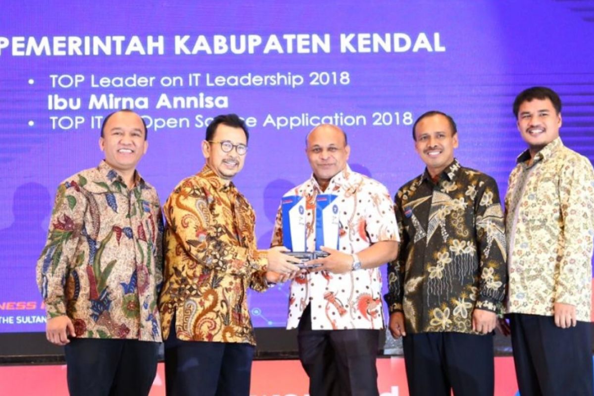 Pemkab Kendal terima dua penghargaan Top IT dan TELCO 2018