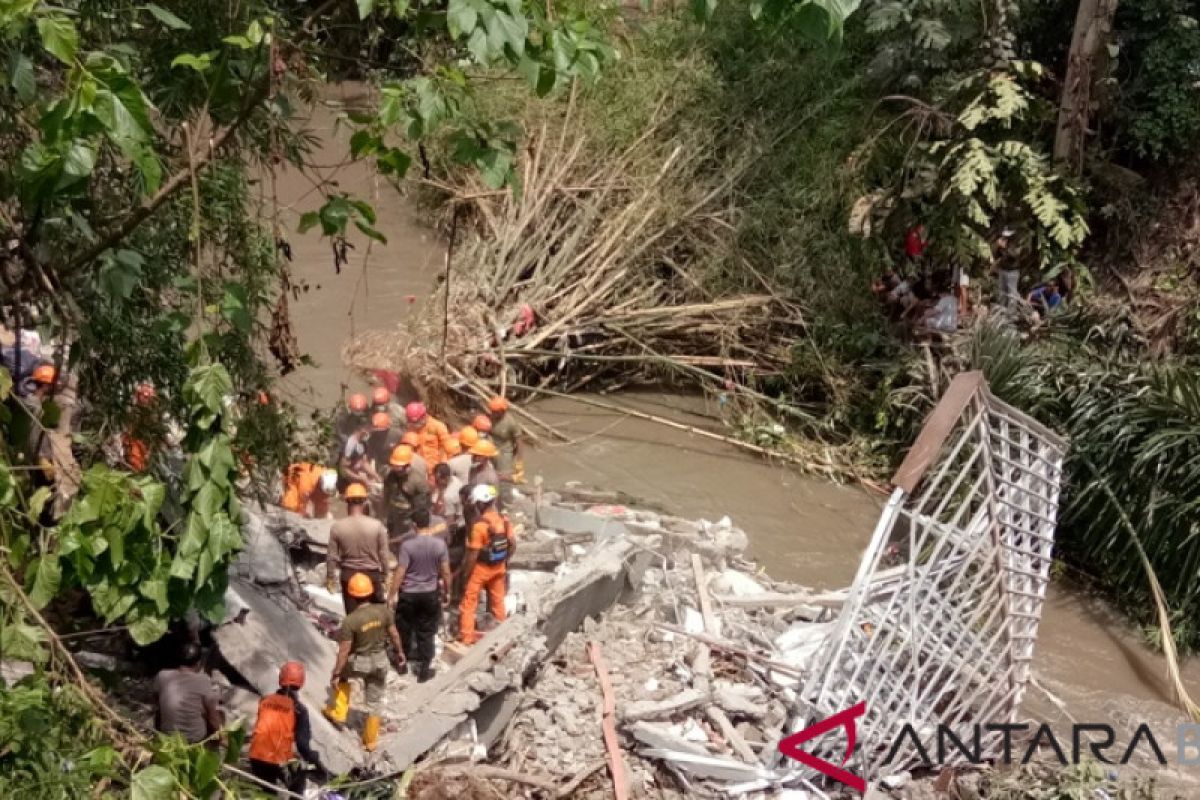 SAR Denpasar belum temukan tiga korban longsor (video)