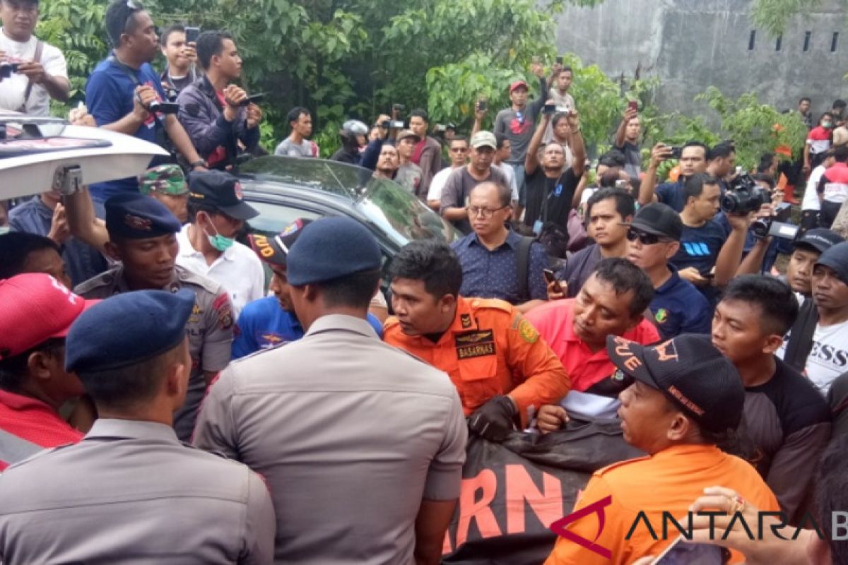 SAR Denpasar evakuasi korban longsor di Batubulan (video)