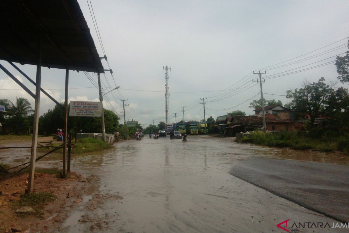 Drainase jelek jalur lintas Sumatra di Muarojambi  tergenang banjir