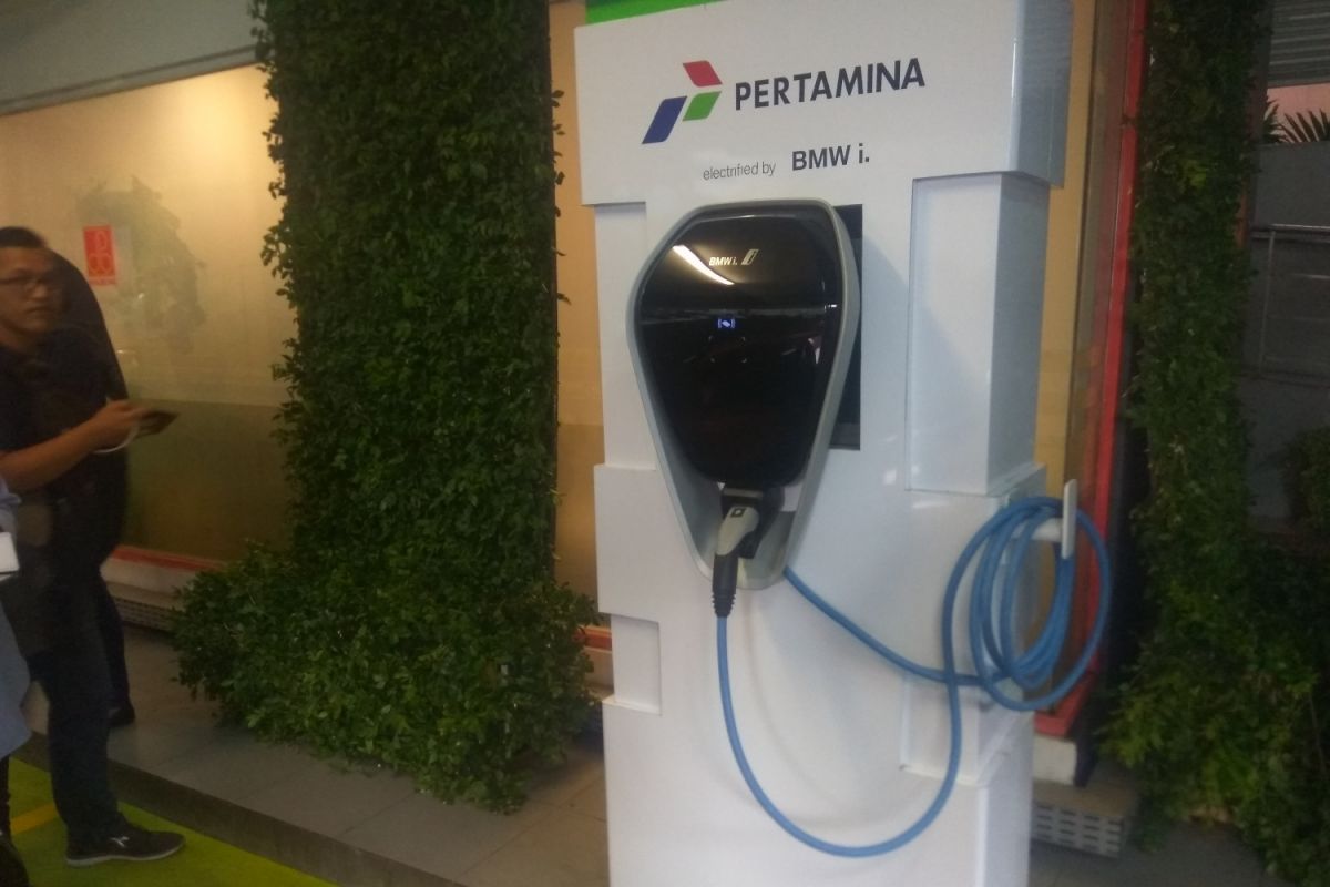 Jonan resmikan stasiun pengisian listrik umum pertama