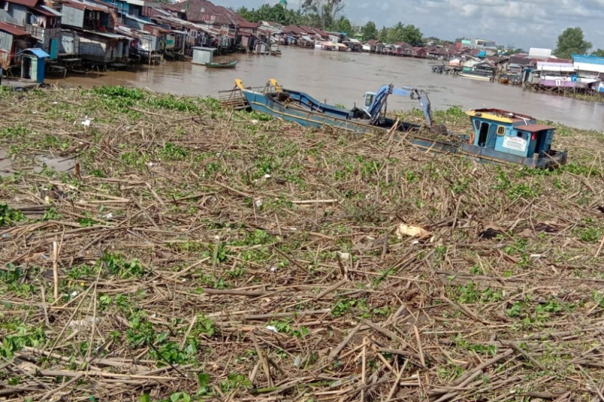 Banjarmasin overwhelmed by clearing garbage in Martapura River