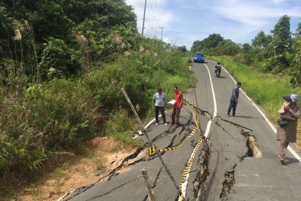 Ruas Jalan Mentawir-Wonosari Penajam Nyaris Putus