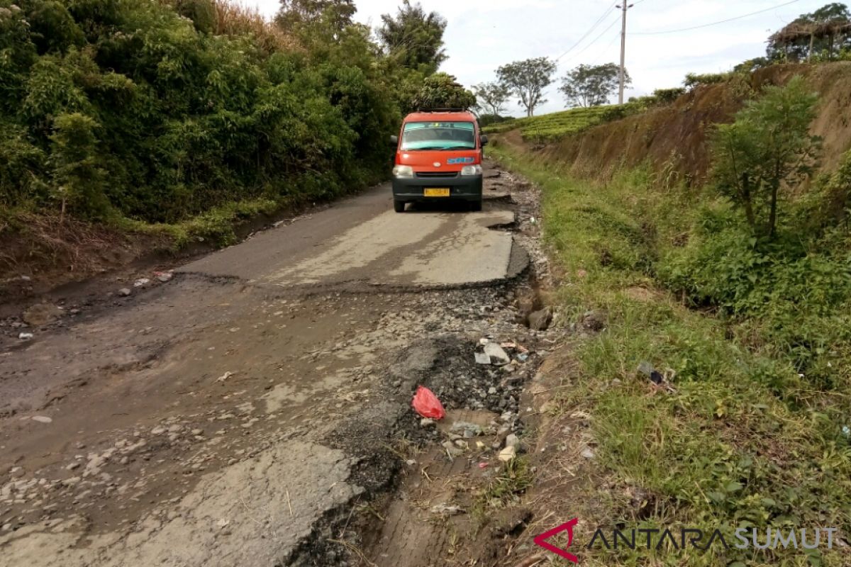 Jalan rusak wisata Sidamanik tersisa 1,5 Km