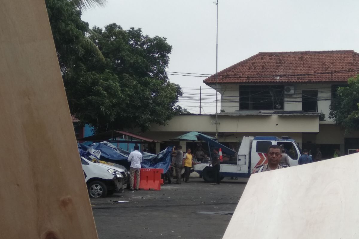 Mobil yang dirusak di Mapolsek Ciracas dievakuasi ke Pancoran