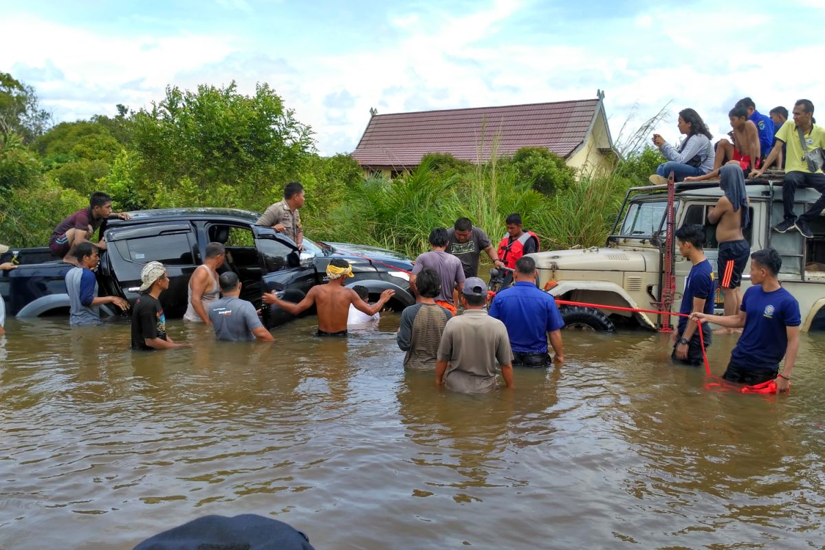 Tim gabungan evakuasi mobil Camat Jangkat Timur