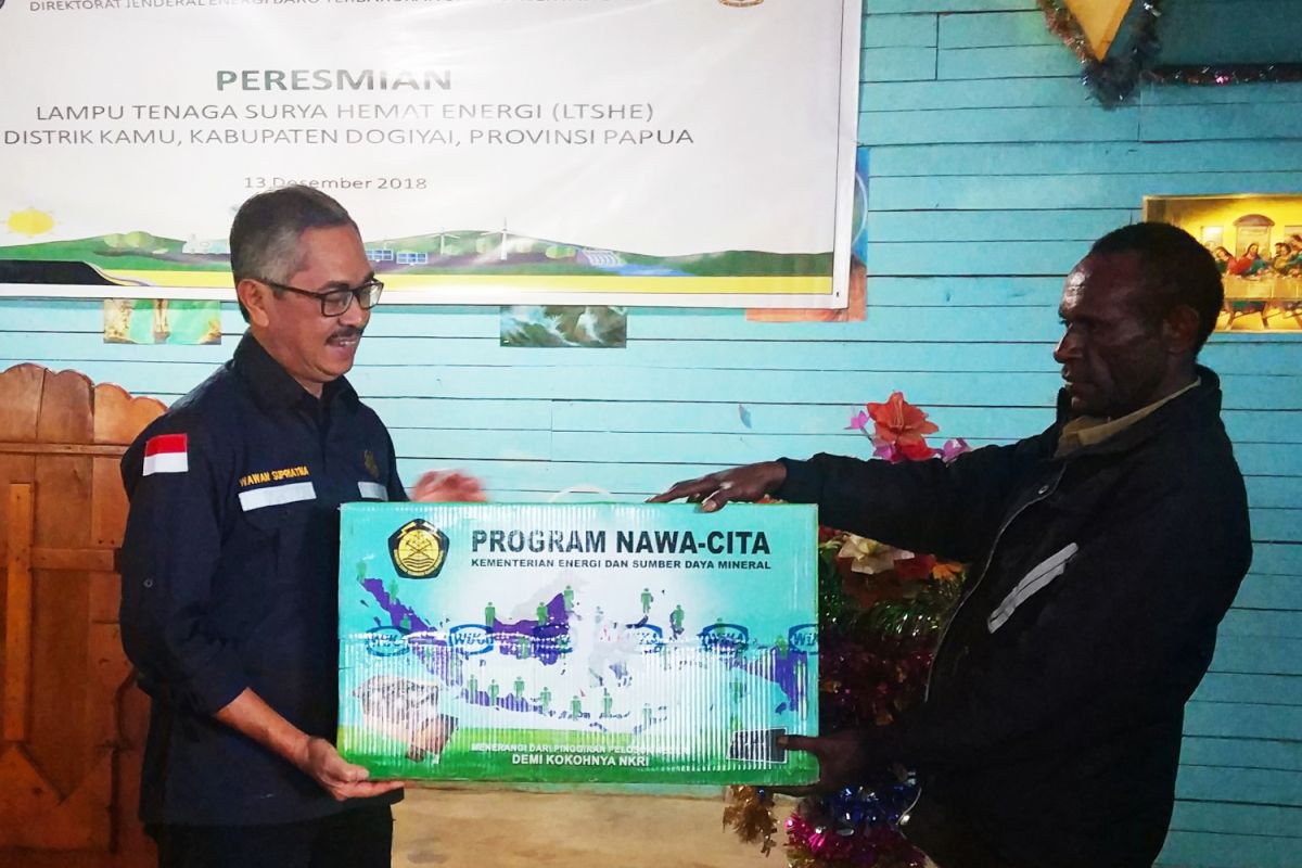 Hampir 5.000 rumah di Dogiyai Papua terang berkat lampu sel surya EBTKE