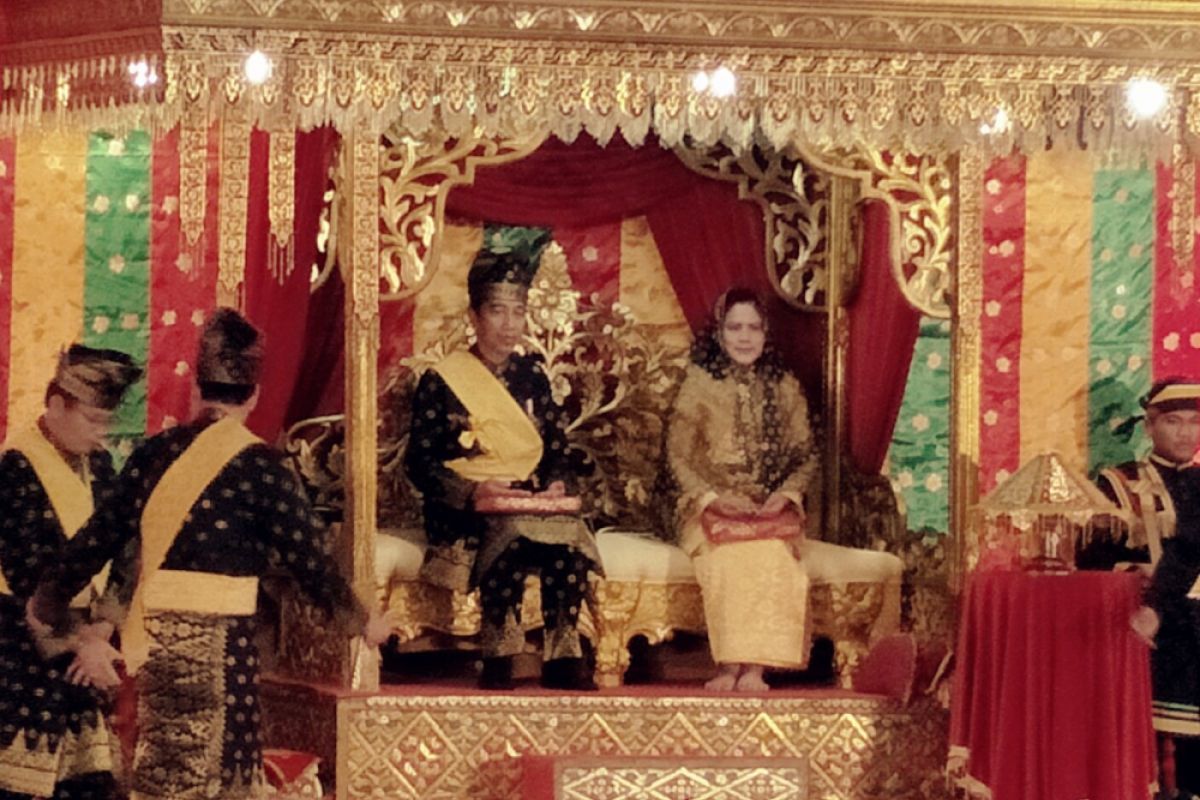 President Jokowi receives degree of the faithful series in Riau