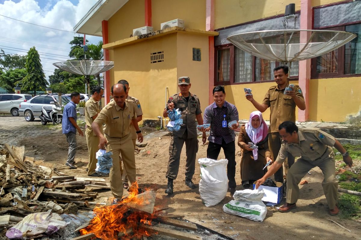 Dinas Dukcapil Batanghari musnahkan belasan ribu e-KTP rusak