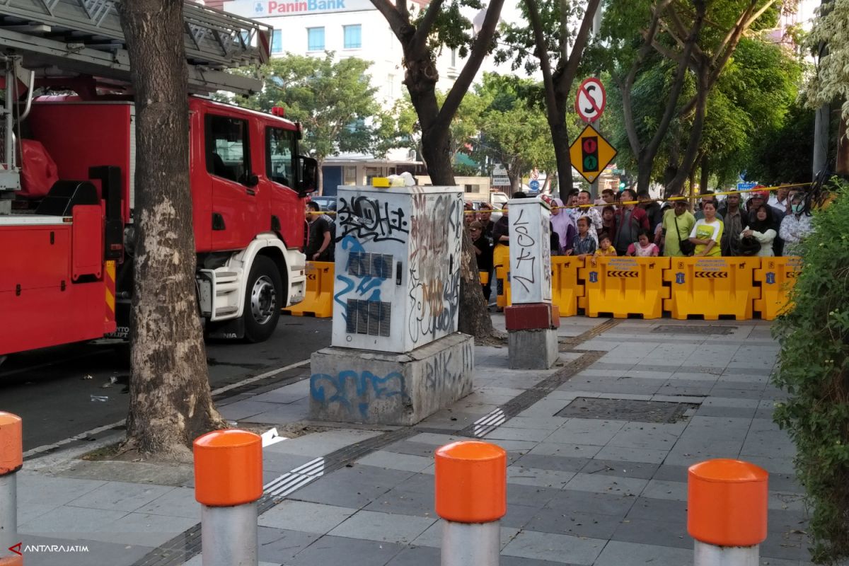 Tanah Ambles Jalan Gubeng Surabaya Jadi Tontonan Warga