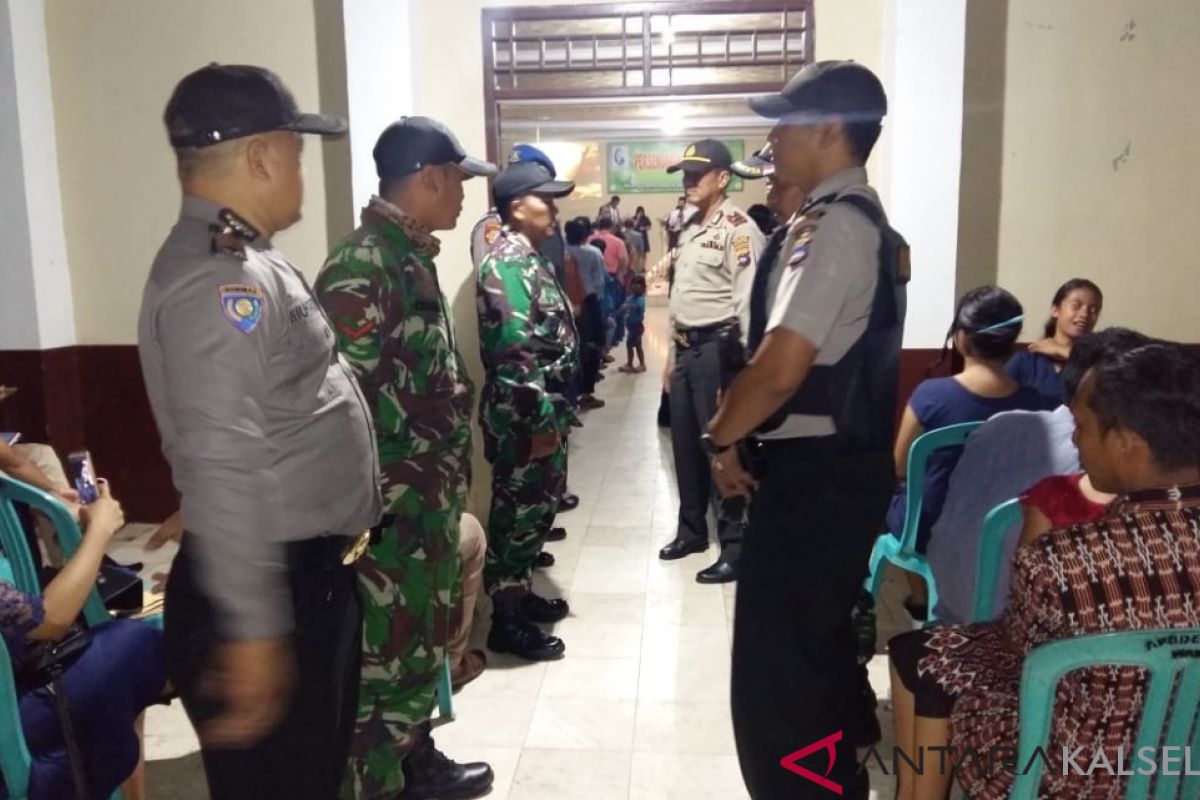 Misa menjelang natal di Gereja Pantekosta desa Labuhan dijaga ketat TNI-POLRI