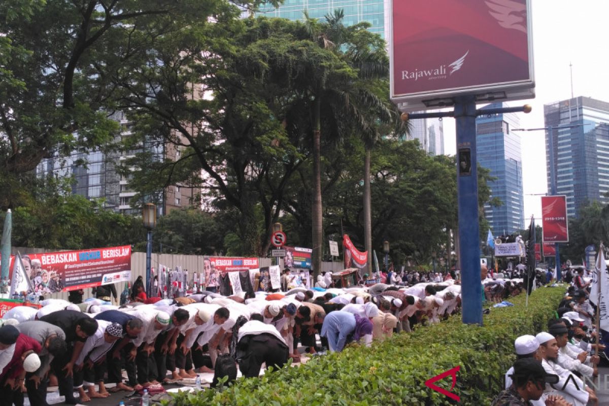 Massa aksi bela Uighur salat Asar di jalan