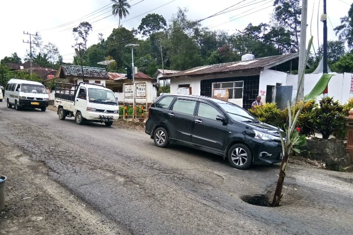 Jalan Lintas Timur Sumatera rusak parah