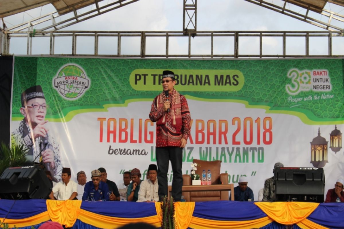 Ustadz Wijayanto tausiyah di kebun PT TBM