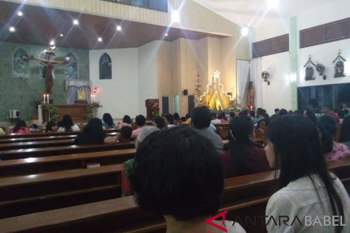 Misa Natal di gereja Regina Pacis Belitung berlangsung khidmat