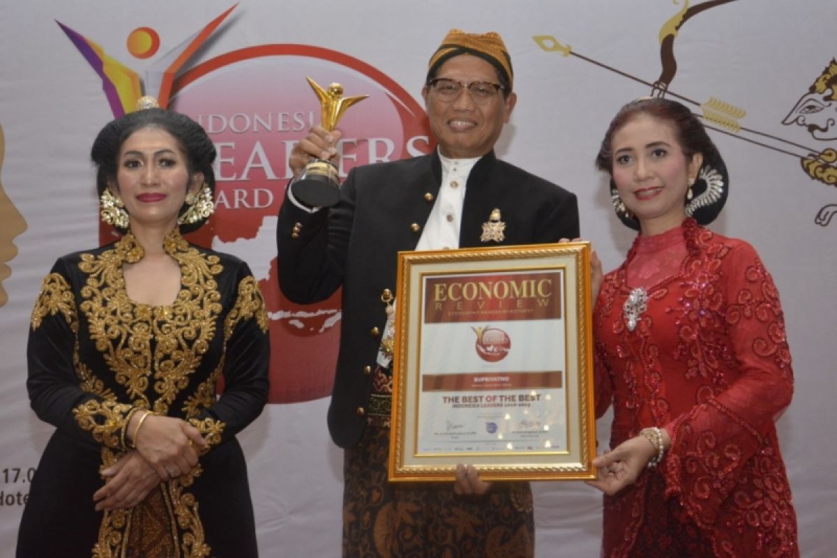 Dirut Bank Jateng Supriyatno terima penghargaan The Best Indonesia Leaders