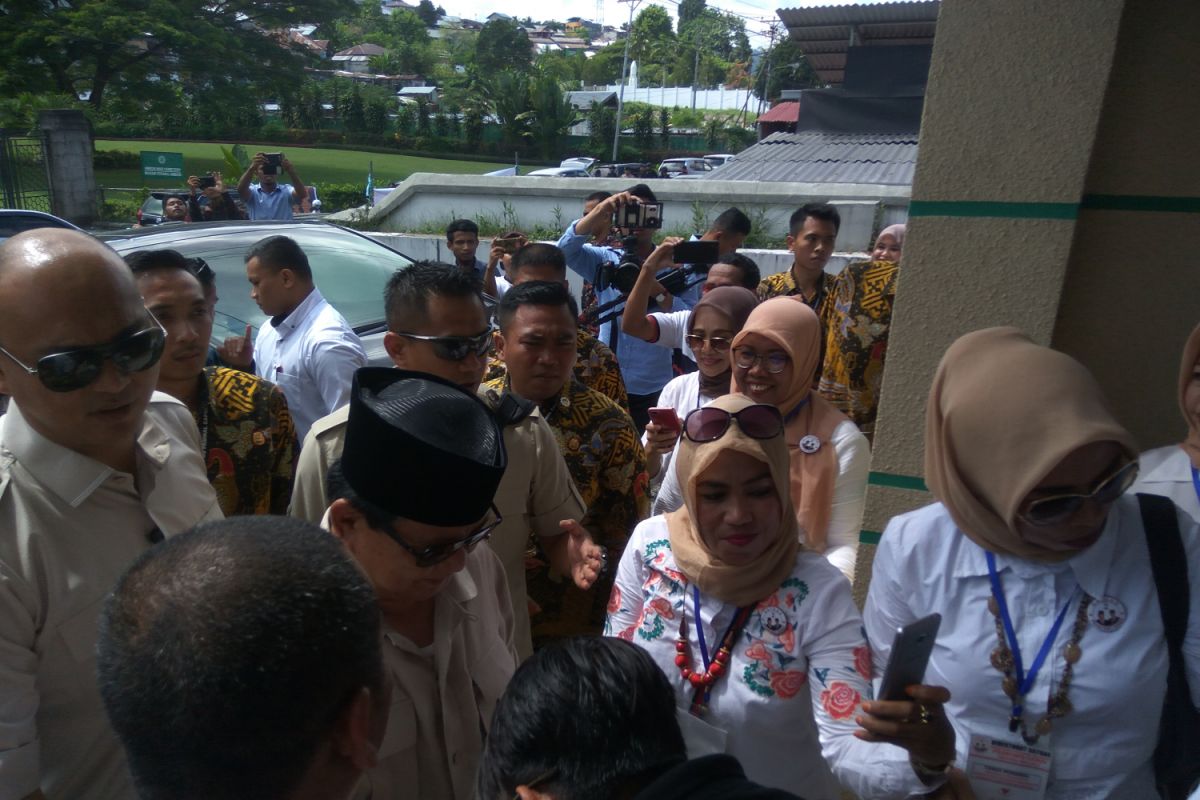 Massa riuh sambut Prabowo di Masjid Alfatah