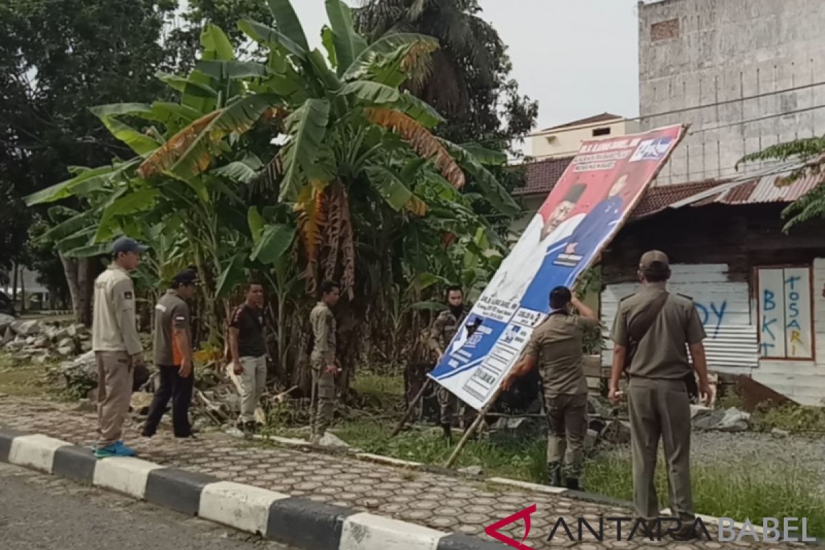 Bawaslu Bangka Selatan bongkar alat peraga kampanye