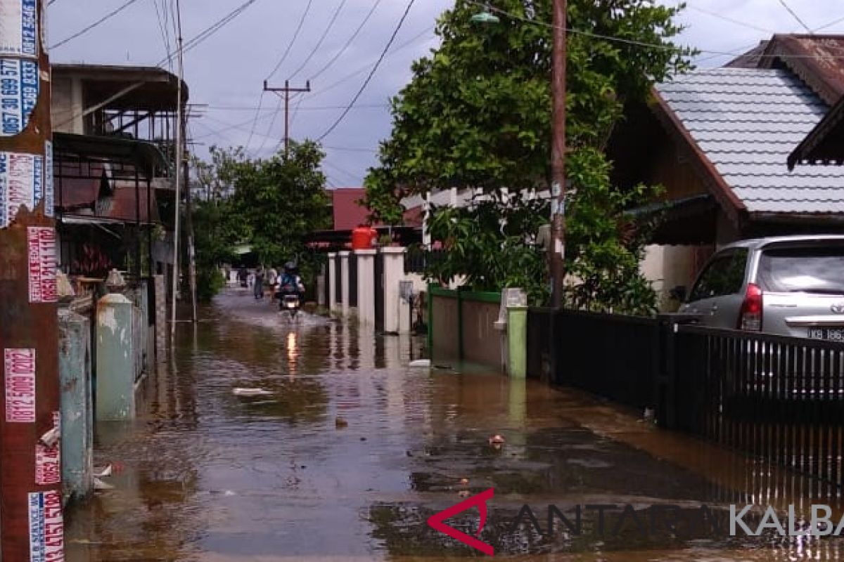 Rumah pesisir Sungai Kapuas diterjang banjir