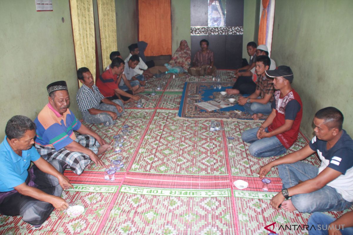 Udin Cino silaturrahmi dengan masyrakat Gunung Baringin