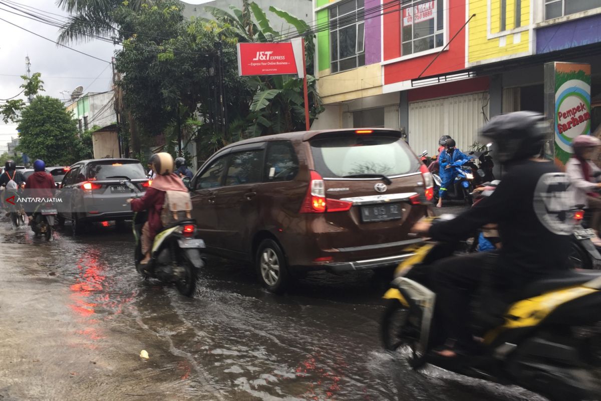 Hujan Deras, Kota Malang Banjir dan Dikepung Macet