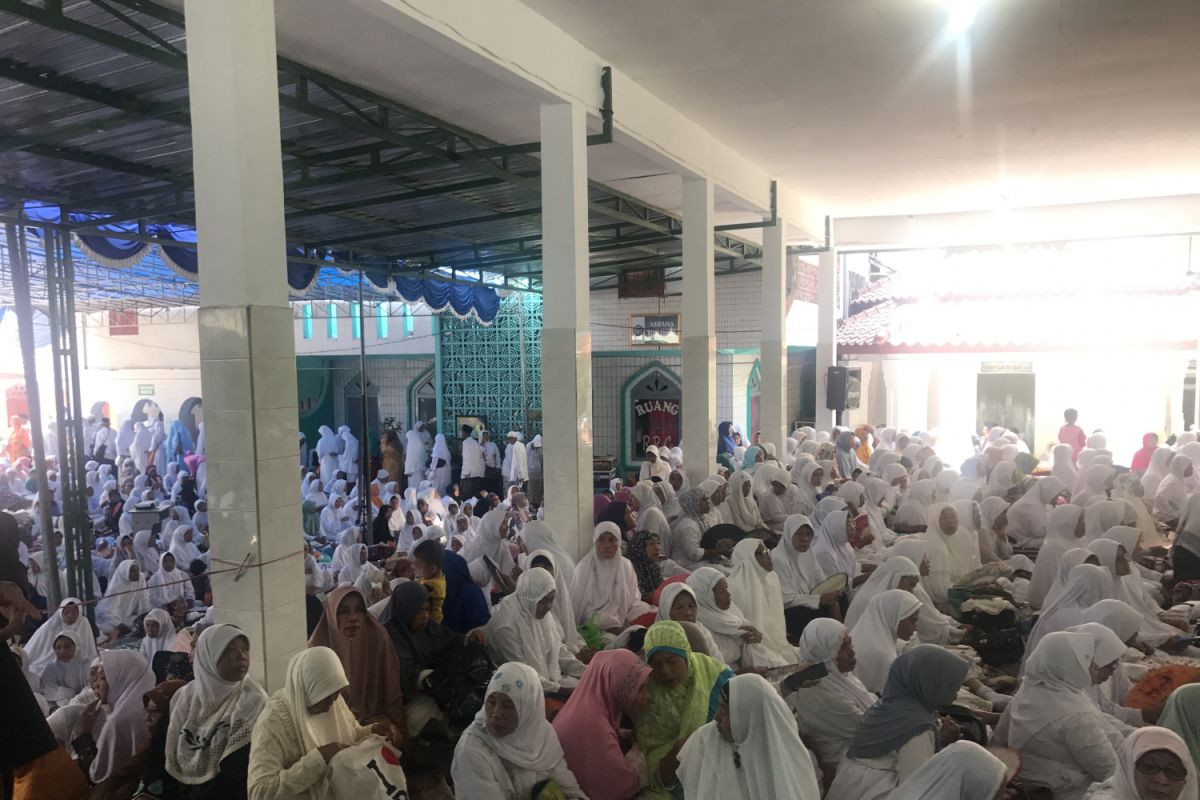 Jokowi visits Islamic boarding schools in E Java