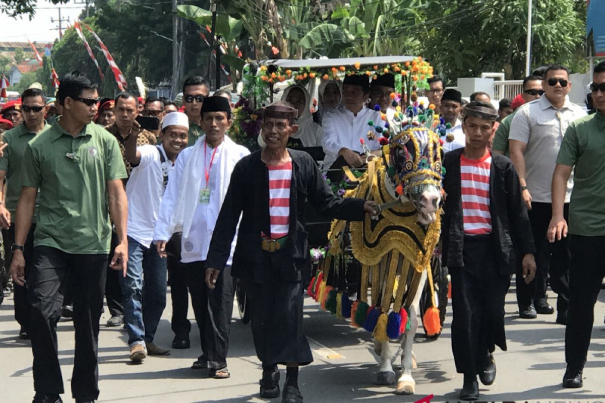 Ulama Madura sematkan sorban tanda dukungan kepada Jokowi