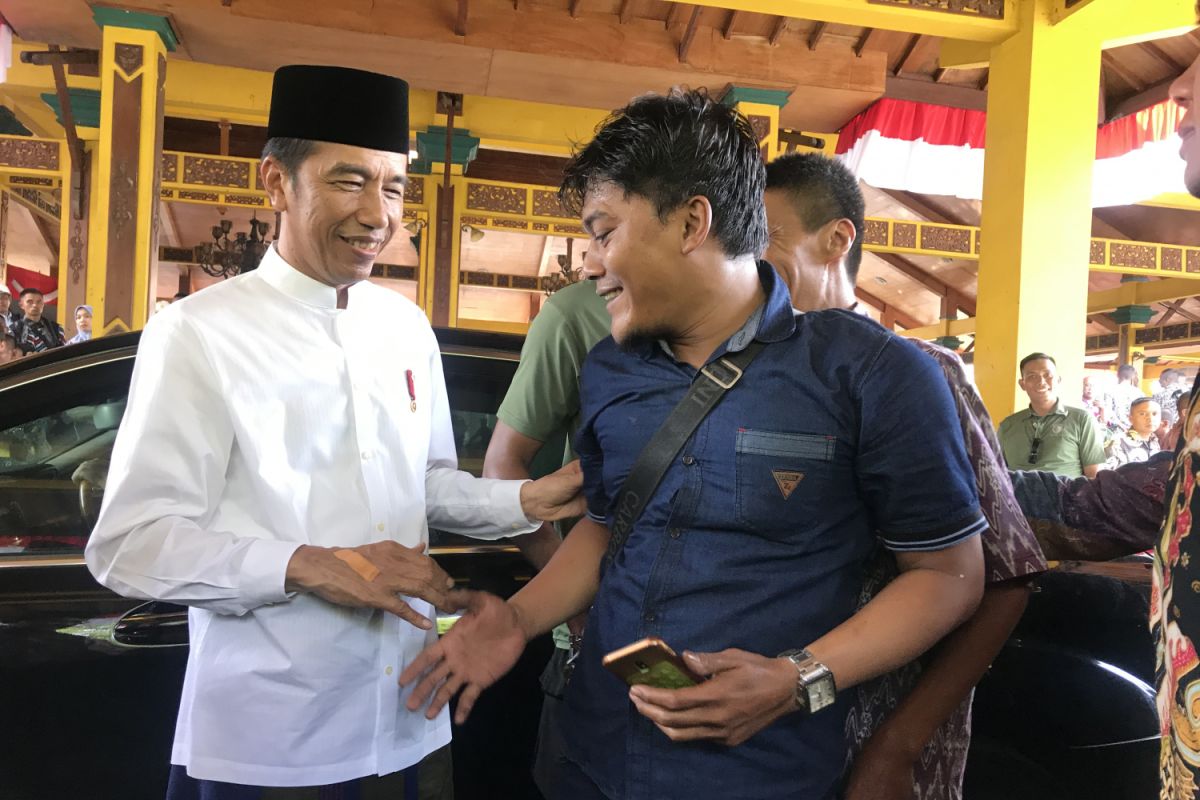 Jokowi merasakan dukungan masyarakat Madura dari "setruman" saat salaman